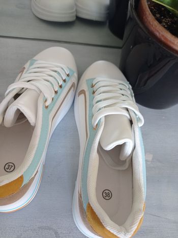 Tennis dépareillés pointure 37 ET 38