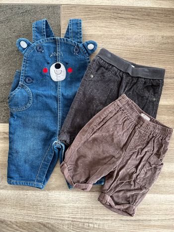 Pantalon et une salopette