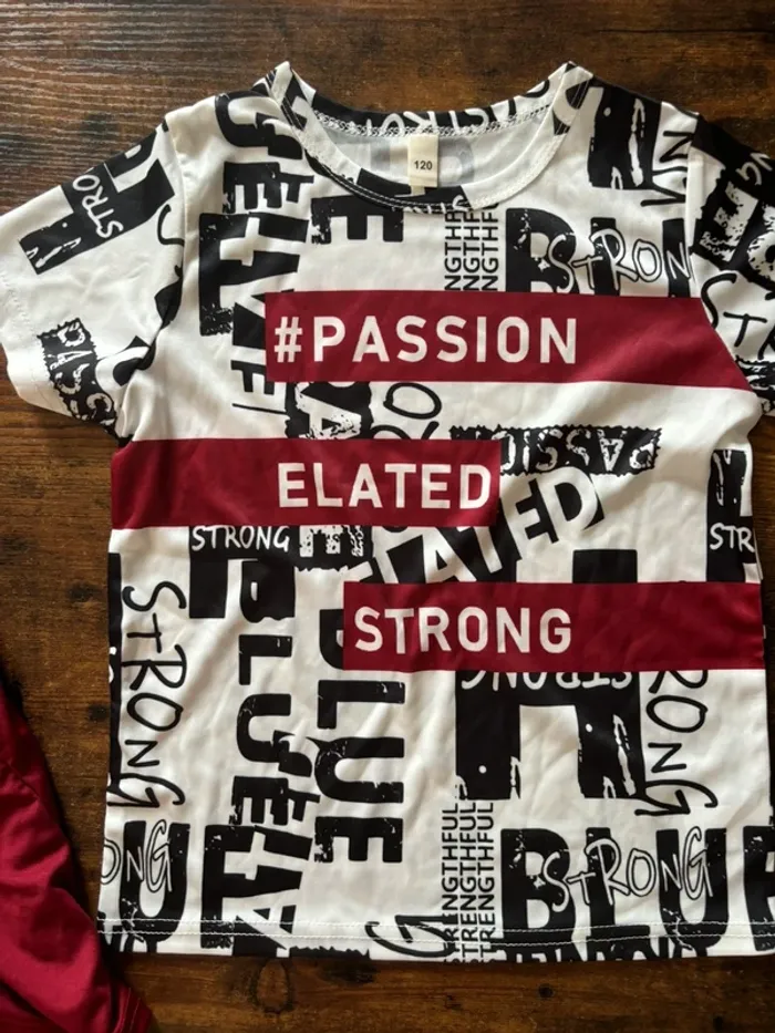 Ensemble short rouge et teeshirt à écritures noires et blanches - photo numéro 2