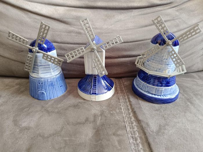 Lot de 3 moulins en céramique bleu de Delft
