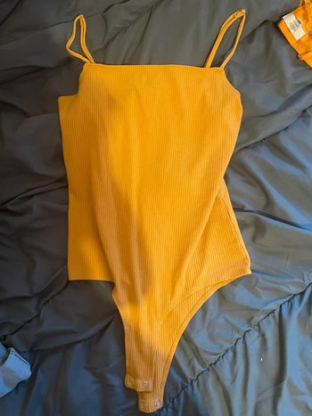 Débardeur body jaune côtelé – Look vintage tendance
