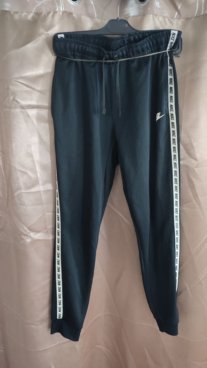 Vêtement vintage de marque Pantalon survêtement Nike noir bande blanche S #D84 - photo numéro 6