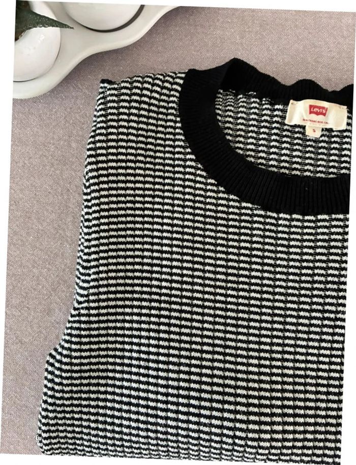 Pull Levis noir et blanc taille S en parfait état - photo numéro 3