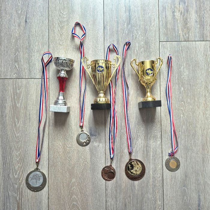 Lot de 5 médailles et 3 coupe sportive - photo numéro 1