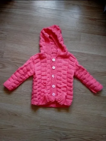Gilet orange corail. Fait main. Fille. 
Taille 18 24 mois