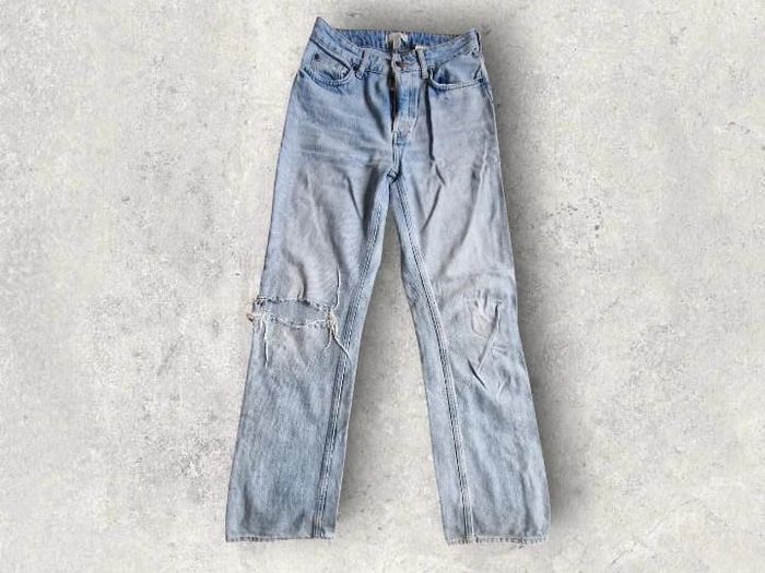 Jean droit 90's H&M genou troué bleu clair à boutonnière taille 38 - photo numéro 2