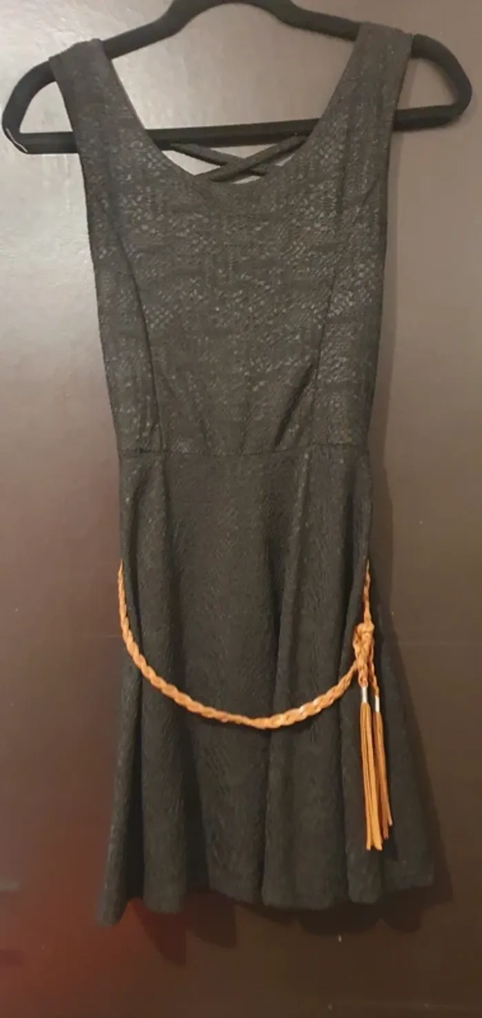 Robe noir avec ceinture à lanière idéale pour cette été n hésite pas
