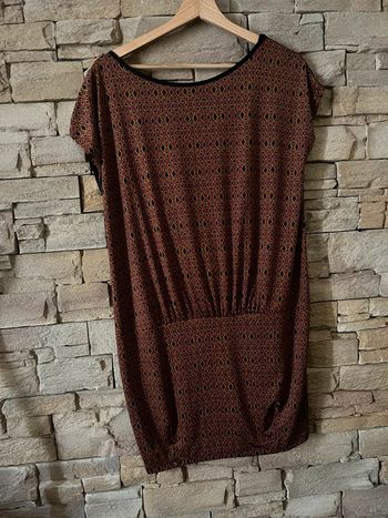 Robe dos nu neuve taille 10 correspond à un M