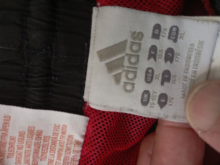 Bas  de survêtement adidas taille m. couleur noir et rouge très jolie - photo numéro 7