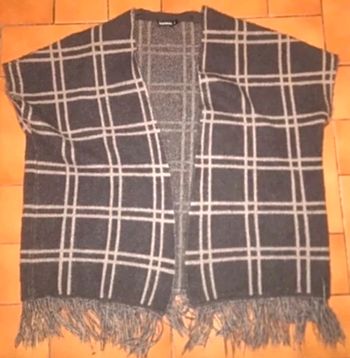 Beau poncho gilet original à carreaux couleur gris et beige taille 10/12 ans avec frange