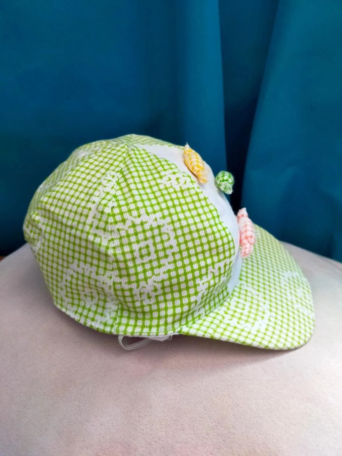 Casquette bébé vichy vert – motif bonbons cousus - photo numéro 4