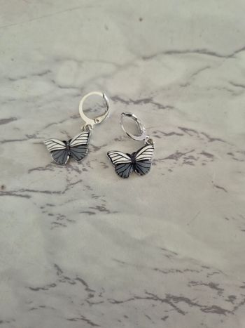 Boucle d'oreille papillon noir/bl1nc
