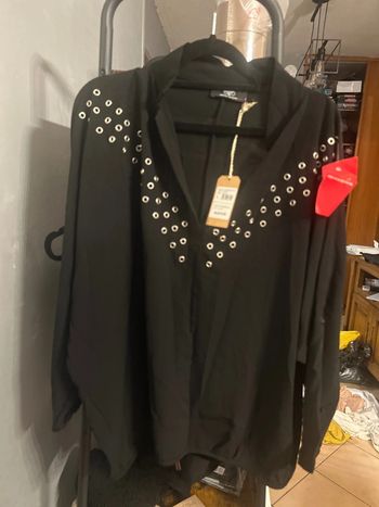 Blouse noire, le temps des cerises