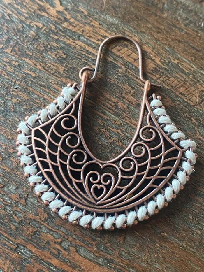 Magnifiques boucles d’oreilles couleur bronze et blanc - photo numéro 4