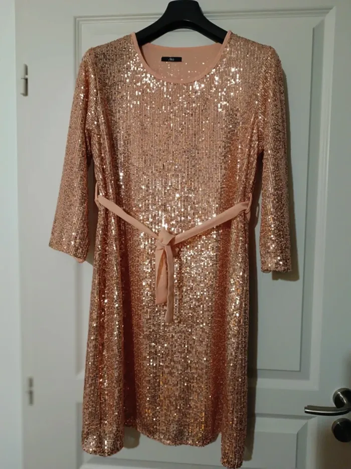 Superbe robe rose à sequins