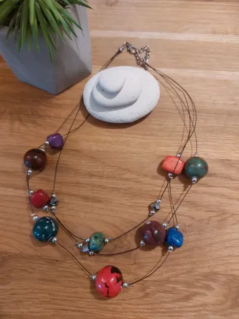 collier de perles multicouleurs