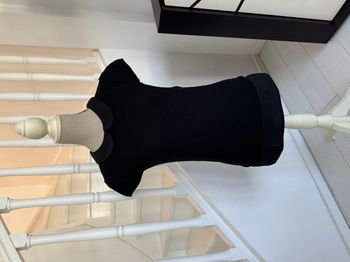 T-Shirt Naf Naf noir avec petit col et attaque à l'arrière du cou