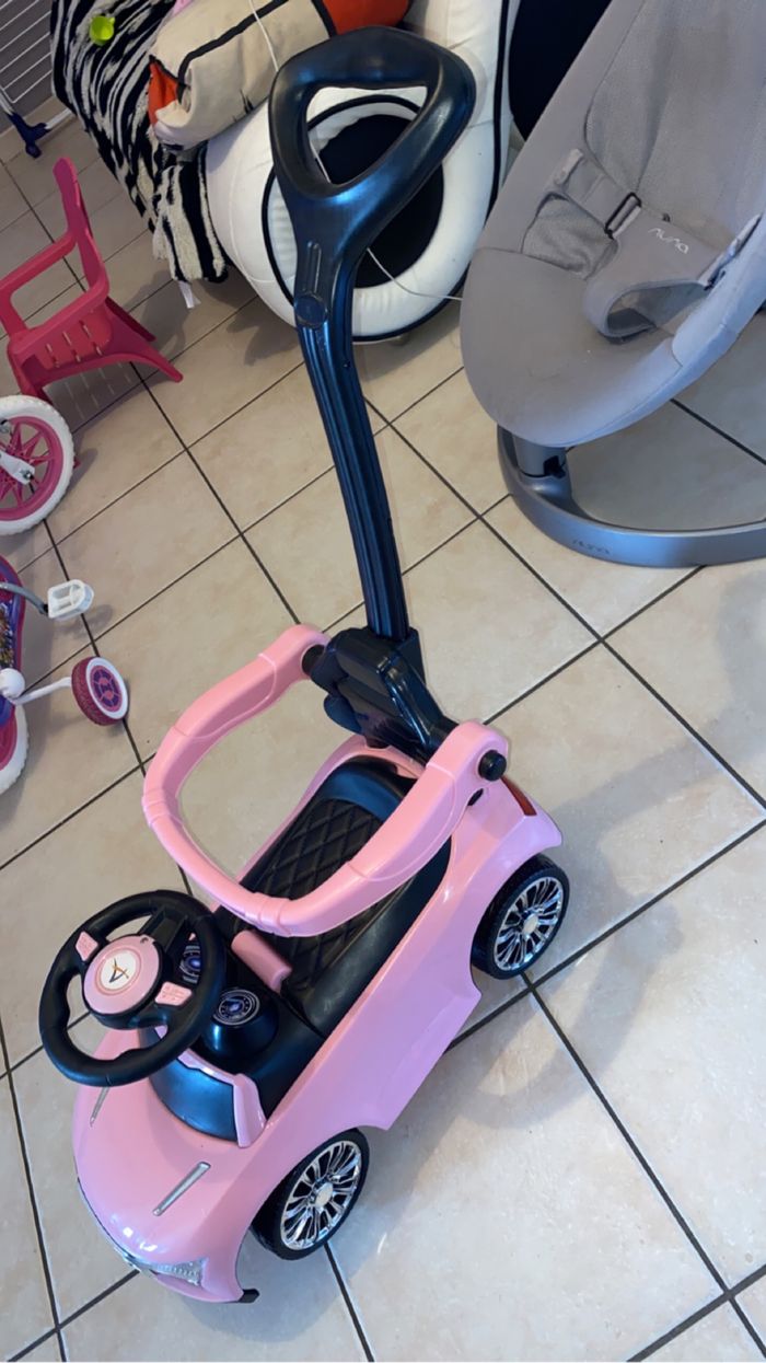 Voiture rose bebe