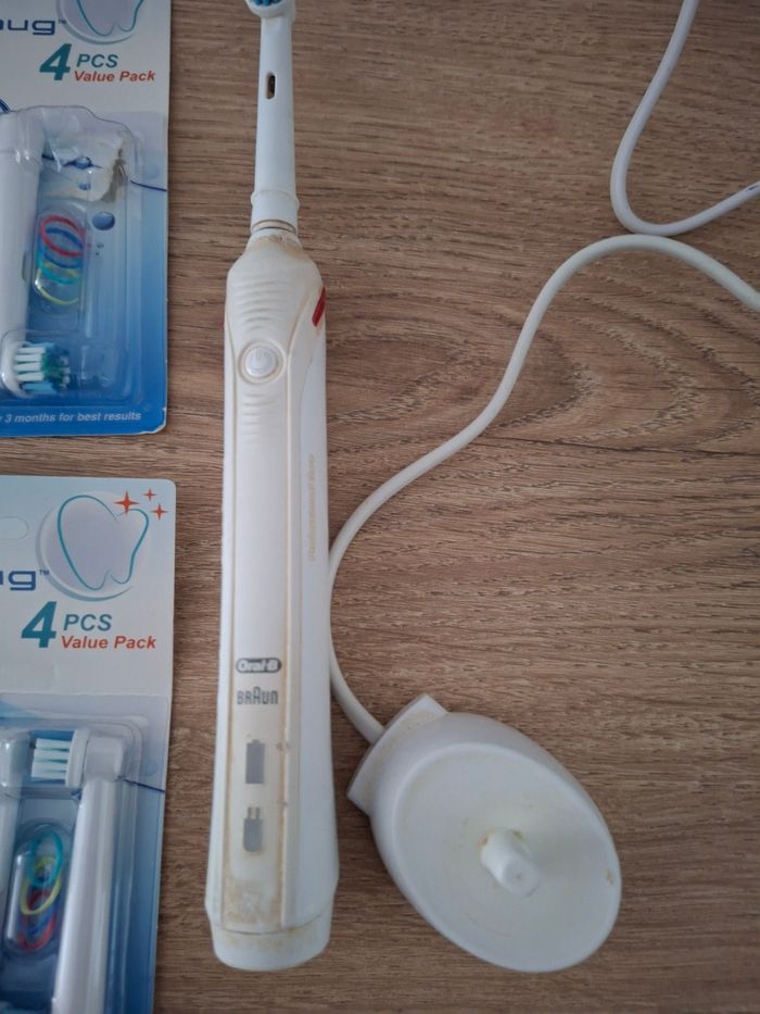Brosse à dent électrique oral b avec brossettes chargeur - photo numéro 4