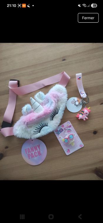 Lot de 3 petites surprises girly neuve avec étiquette, une sacoche banane, un porte clé et un Labello