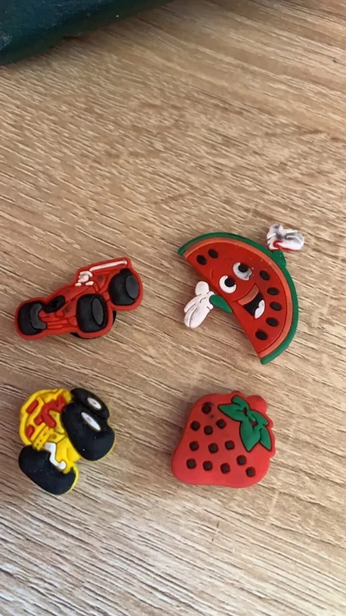 Lot de 4 pins décoration pour crocs