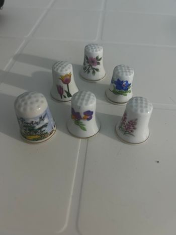 Lot de 7 dés en porcelaine