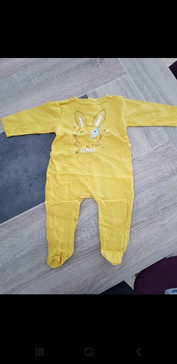 Lots un pyjama plus un gilet plus cotte à bretelles taille 6 mois