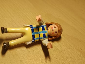 Personnage Playmobil - femme avec chemise à rayures💈