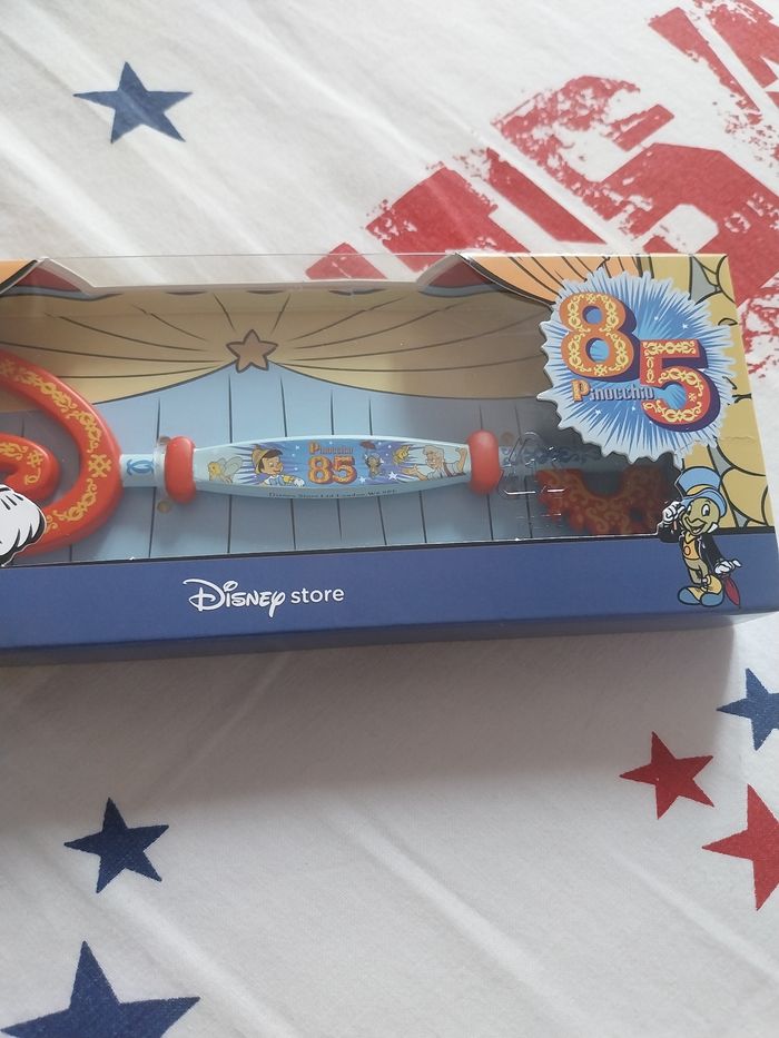 Clé 85ème anniversaire de Pinocchio Disney Store La Fée Bleue - photo numéro 3