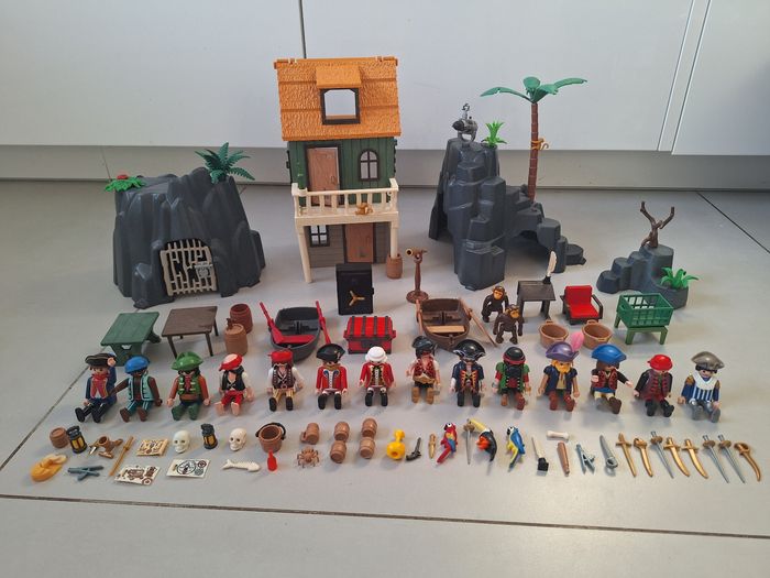 Lot playmobil pirates rt garde royale, maison, rocher, prison, personnages, barques, animaux et accessoires