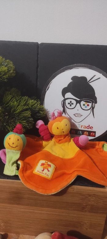 Doudou cache cache Louna abeille moulin roty doigt vert orange Marionnette Fleur