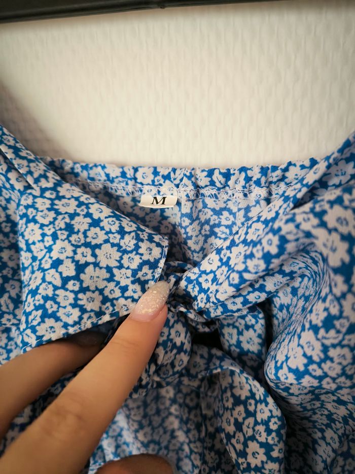 Robe bleu à motif fleur blanche ouverte au milieu taille M - photo numéro 6