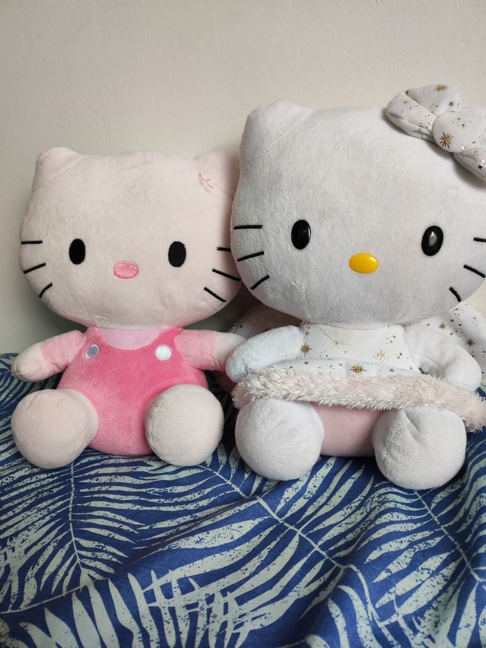 Deux peluches Hello Kitty