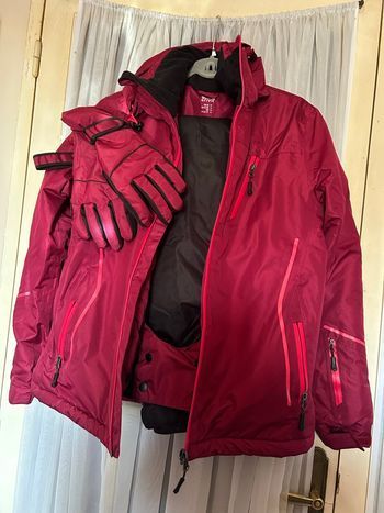 Ensemble de ski blouson pantalon et  gants , ensemble neuf jamais porté