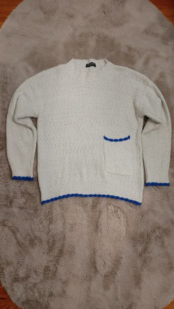 Pull blanc moucheté rose et bleu liseré bleu sur le bord manche doux