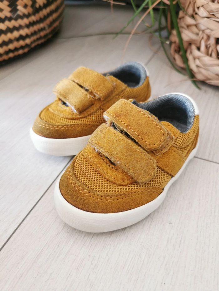 🌺Très jolies Basket basses chaussures moutarde Zara taille 19 moutarde suédine