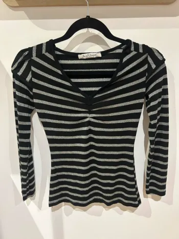Haut à manche longue noir rayures argenté