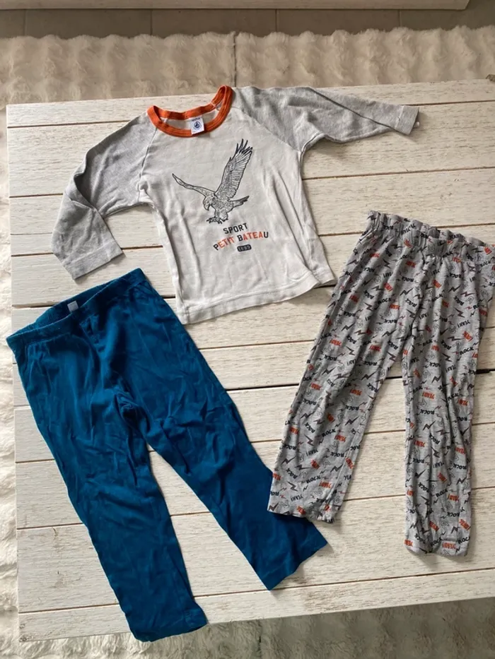 Pyjama deux pièces + un pantalon 3/4 ans