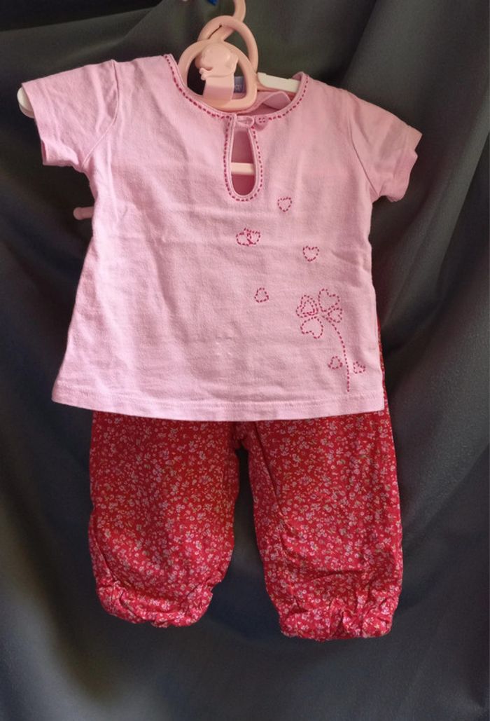 Pantalon rouge t-shirt rose