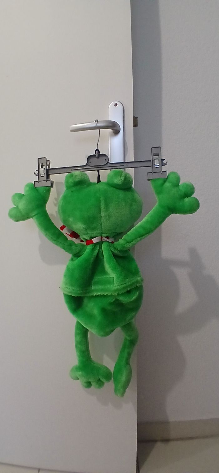 Une grande peluche grenouille range pyjamas - photo numéro 2