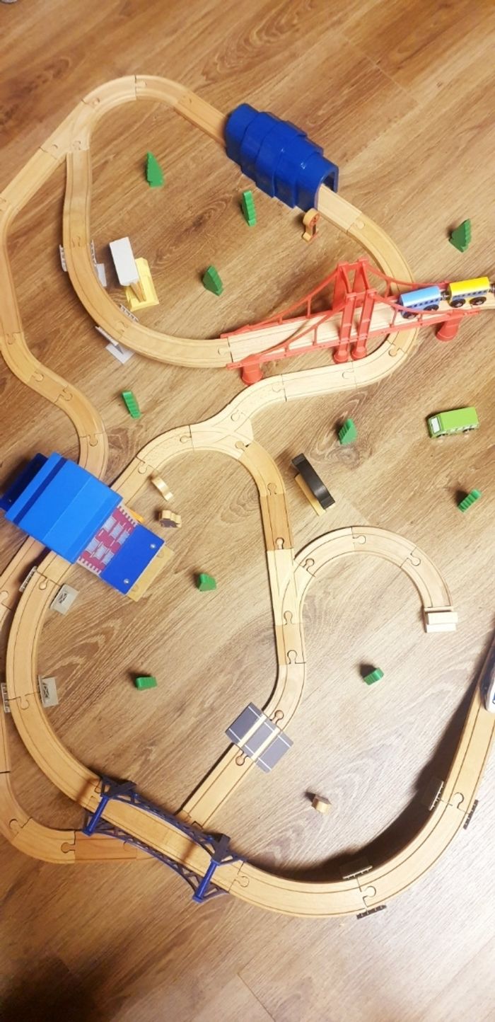 Circuit de train en bois - photo numéro 3