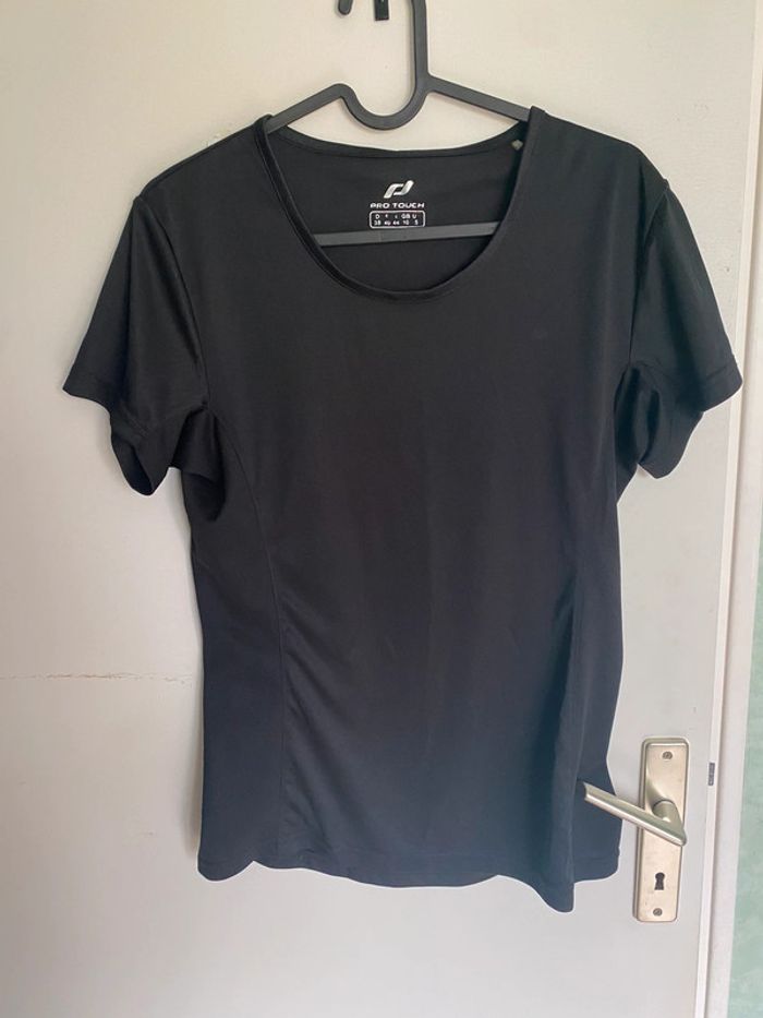 T-shirt noir de sport