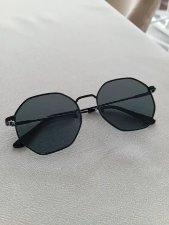Paire de lunettes noires