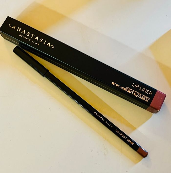 anastasia beverly hills, crayon levres neuf , 1,49gr (valeur 26€)