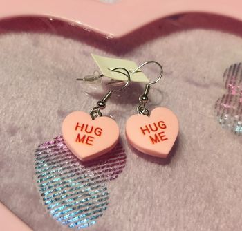 Petits cœurs Hug Me roses en résine en boucles d'oreilles