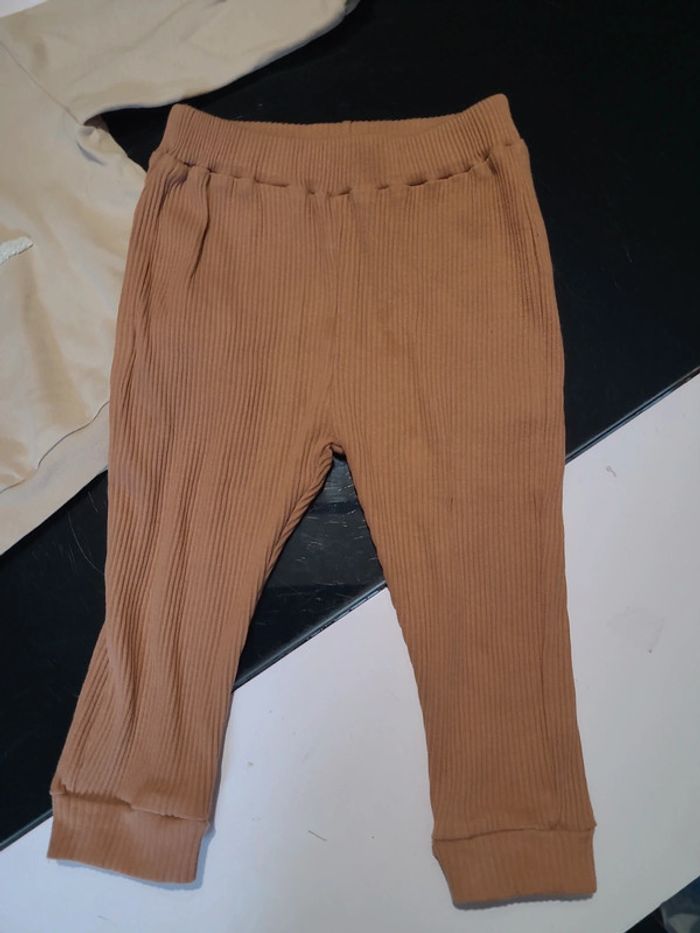 Pull beige et leggings - photo numéro 3