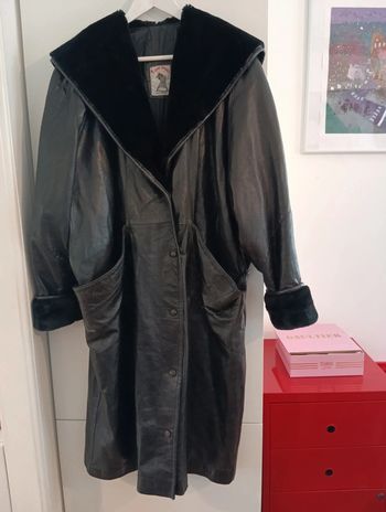 Manteau vintage long noir en cuir,
Bout des manches et large col en fausse fourrure