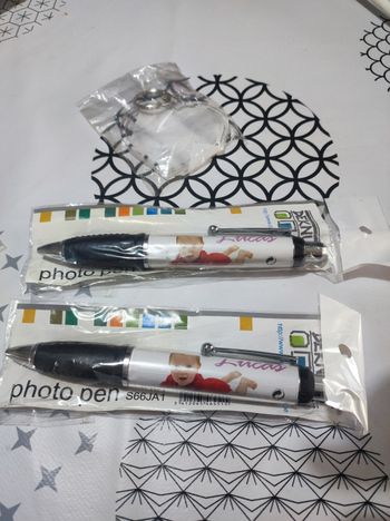 2 stylos + porte clés