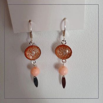 Paire de boucles d'oreilles avec cabochon rond orange/rose pailleté