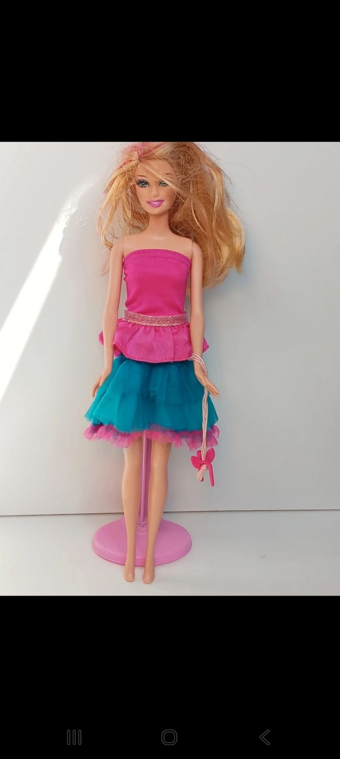 Poupée mattel barbie Secret des Fées 
En tirant sur la ficelle à l'arrière de la Poupée elle se change. - photo numéro 2